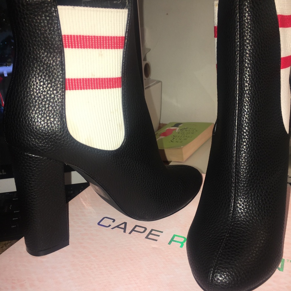 Boots - Picture 4 of 6